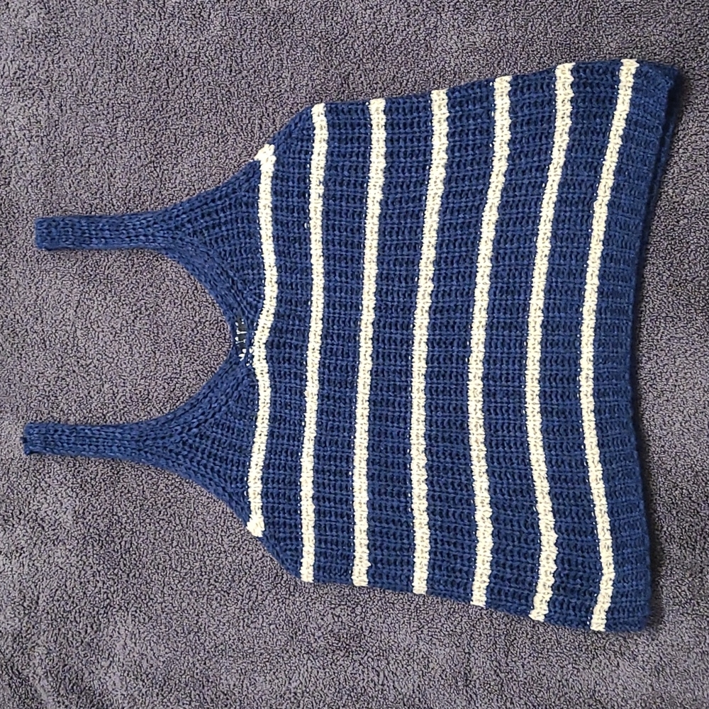 Moon & Madison sweater tank top Medium